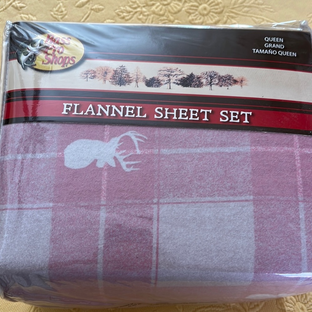 Bass Pro Shop - Pink plaid Queen Flannel Sheet Set (w/white deer head)